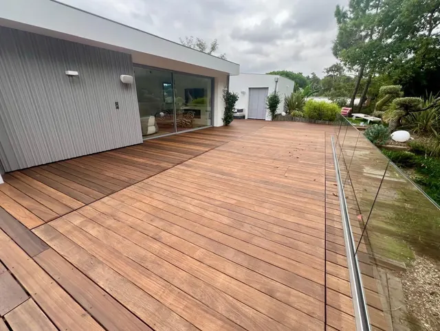 Entretien d'une terrasse en bois exotique après la saison des pluies