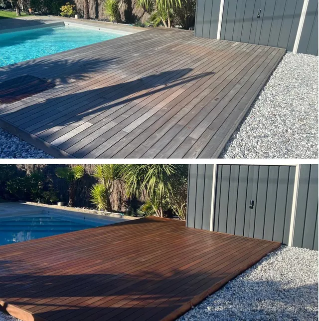 Tour de piscine en bois nettoyé sans une goutte de produit dans le bassin